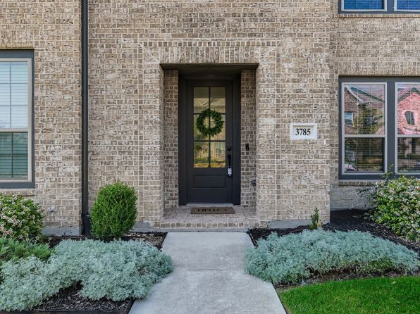 Living room of 3785 Wellesley Ave