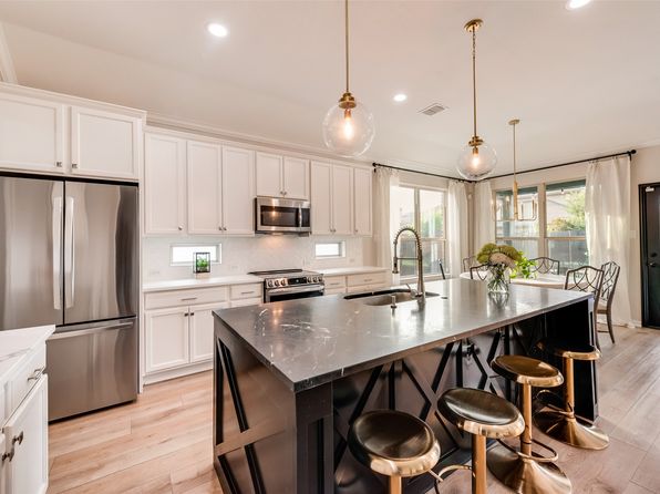 Front view of 11701 Parade Dr