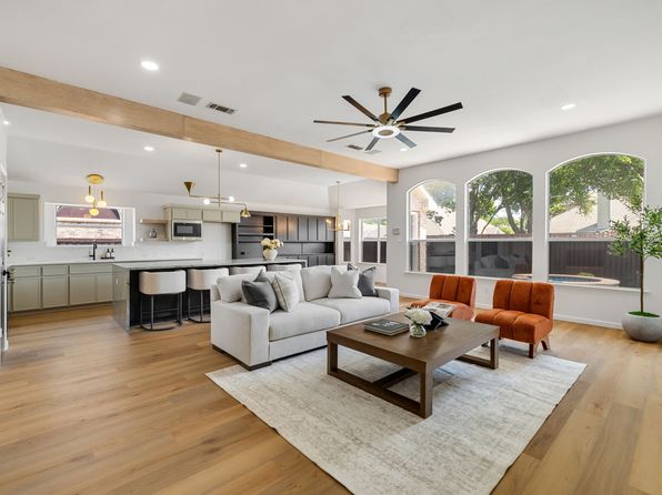 Living room of 10917 Spring Lake Rd
